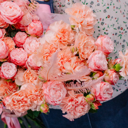 75. Уютный букет в персиково-розовой гамме с кустовыми розами