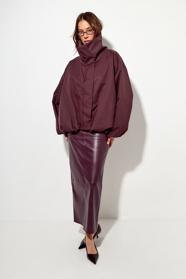 Ветровка О-силуэта с высоким воротом винного цвета