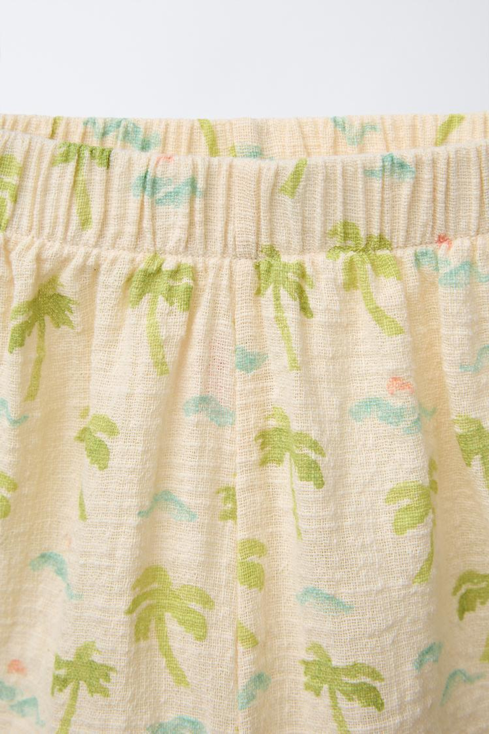 ZARA ШОРТЫ С ПРИНТОМ «ПАЛЬМЫ», ЗЕЛЕНОВАТЫЙ