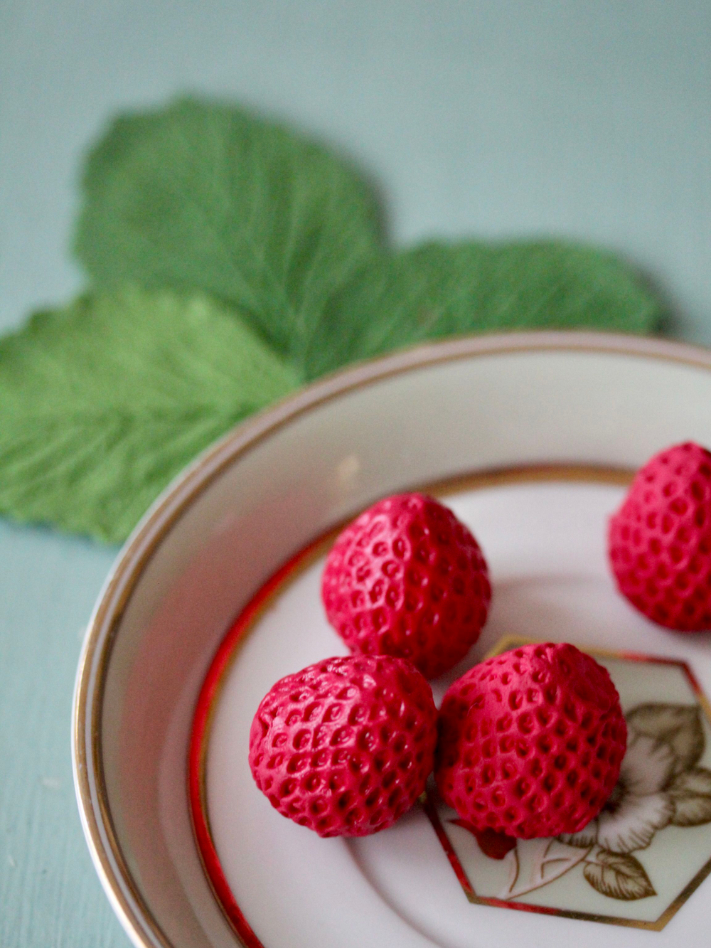 Молды силиконовые для лепки Клубники и земляники: листик с контуром и ягодки 4 шт / фактурная форма для листьев из полимерной глины, холодного фарфора, воска и фоамирана