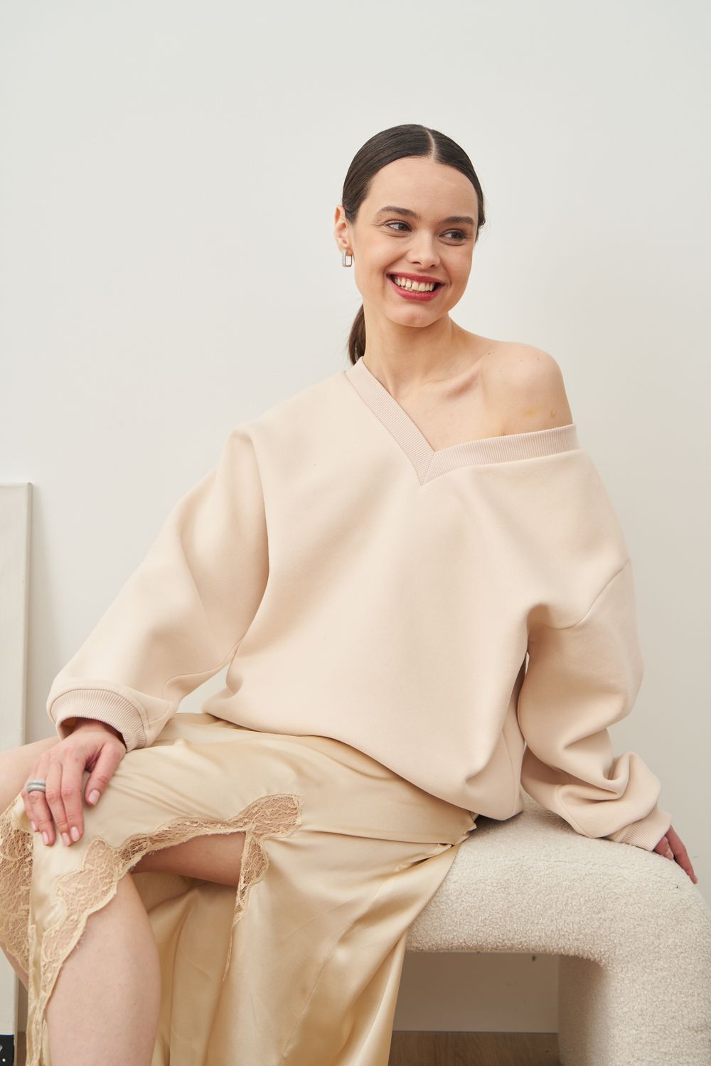 СВИТШОТ С V-ВЫРЕЗОМ КРЕМ-БРЮЛЕ