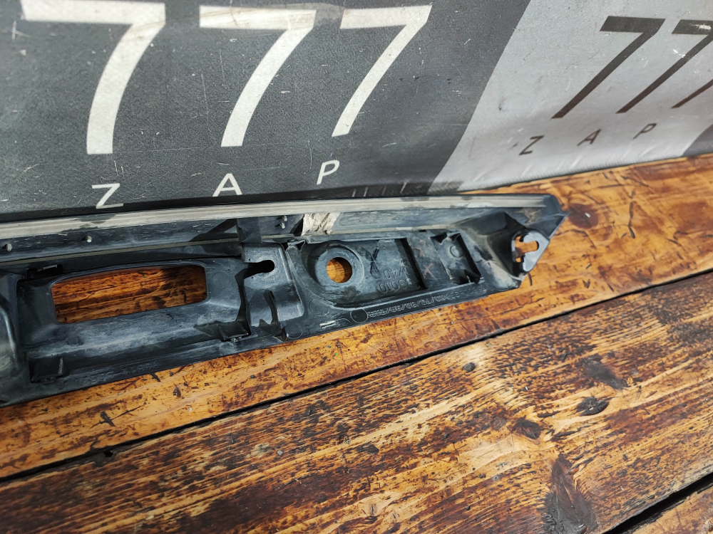 Накладка крышки багажника Toyota Camry (XV70) 17-нв Б/У Оригинал 7681133520