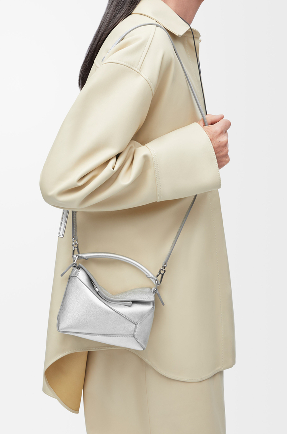 Loewe Мини-сумка Puzzle Edge из ламинированной овечьей кожи, серебряный
