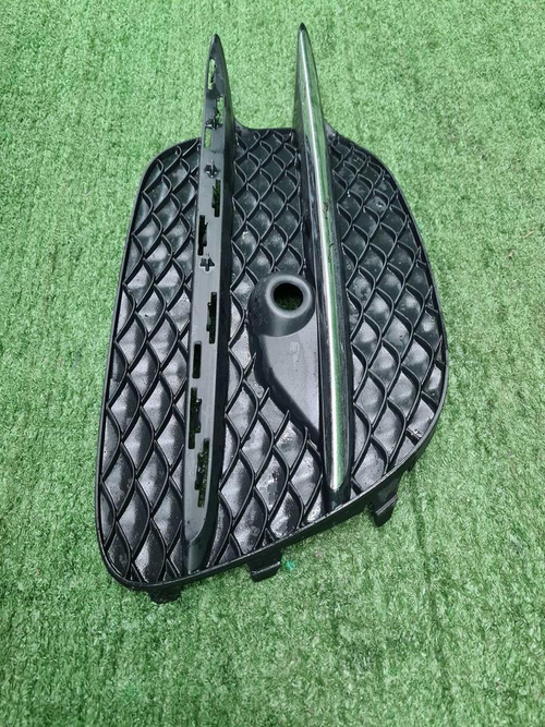 Решетка бампера левая Mercedes V w447 (14-нв) AMG