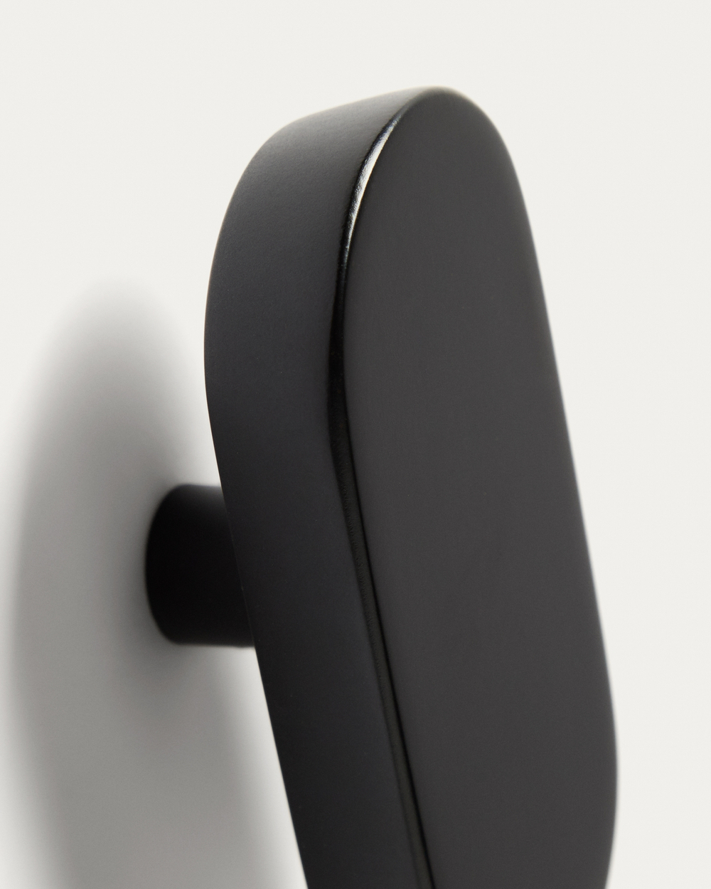 Набор из 2 вешалок Arely из бука с черным лаковым покрытием, 6,5 см/10 см