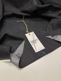 Костюмно-плательный хлопковый джинс с вышивкой (Alta Moda, 97%хлопок/3%эластан+вышивальные нити, Иссиня-черный фон/вышитые рыбки, 160, 266 гр/м2)