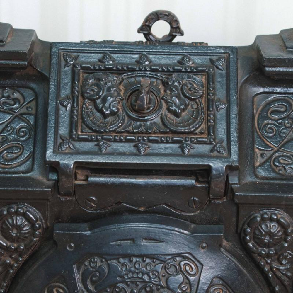 Антикварная чугунная печь