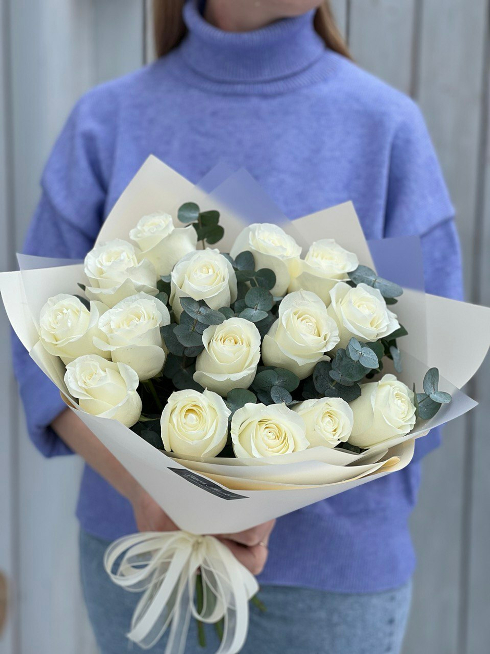 Элегантный букет из белых роз и зелени эвкалипта