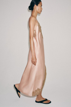 ZARA АТЛАСНОЕ ПЛАТЬЕ С КРУЖЕВОМ — ZW COLLECTION, ПУДРОВО-РОЗОВЫЙ