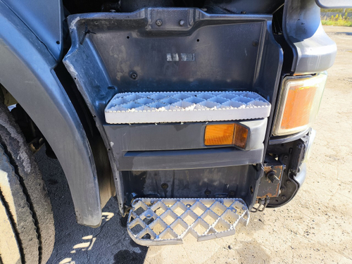 Корпус подножек правый 2016 г.