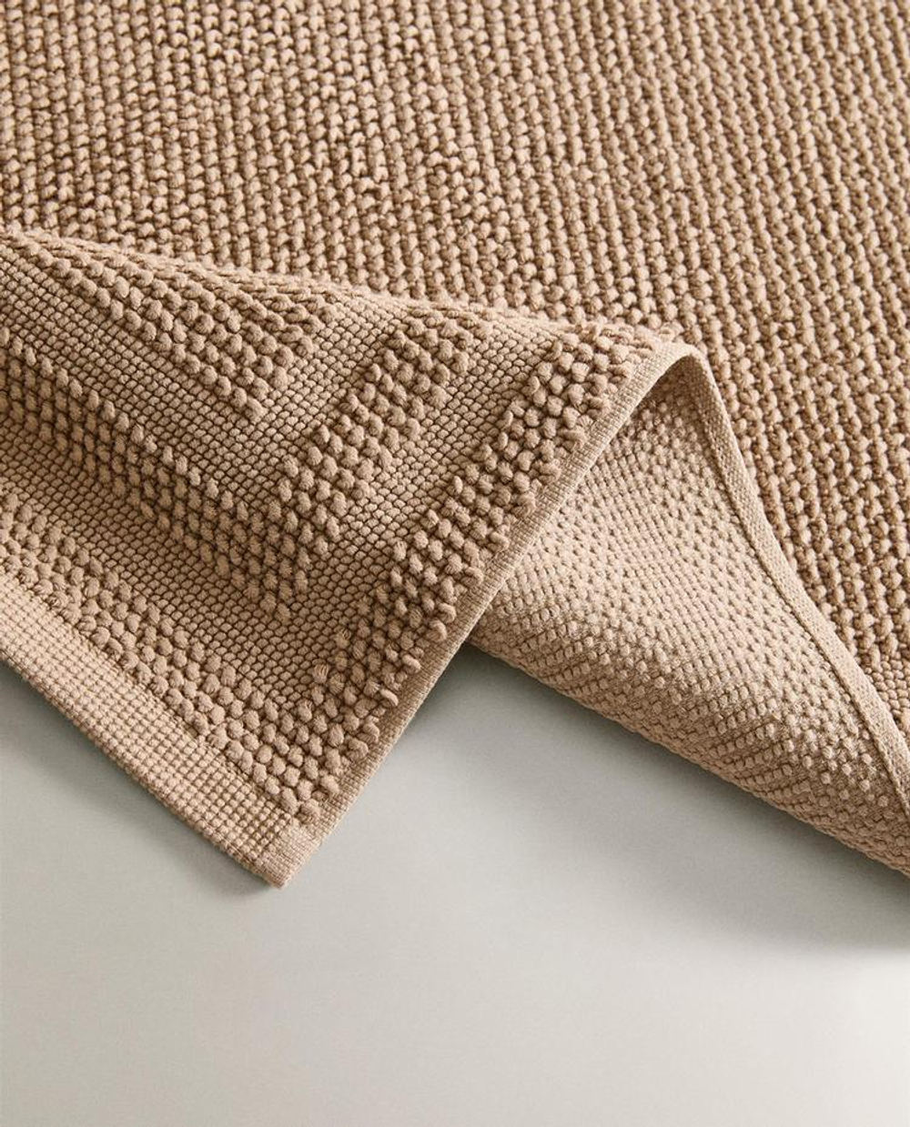 ZARA HOME КОВРИК ДЛЯ ВАННОЙ ИЗ ХЛОПКА С АНТИСКОЛЬЗЯЩЕЙ ПОВЕРХНОСТЬЮ, БЕЖЕВЫЙ