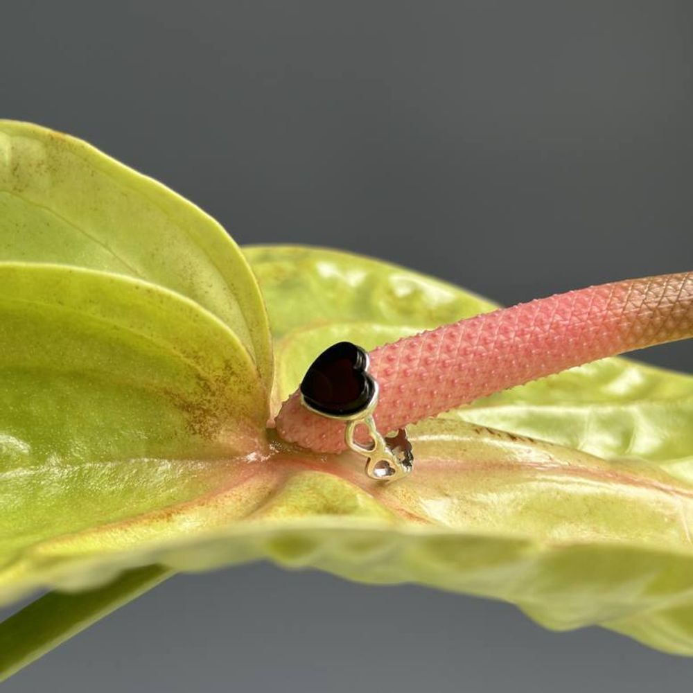 Кольцо Сердце с вишневым янтарём