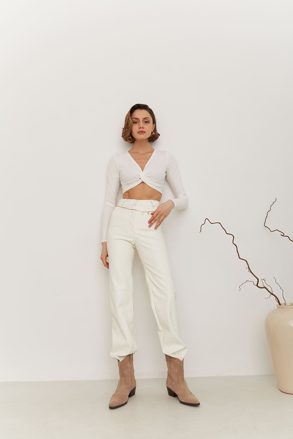 Брюки из экокожи цвета экрю