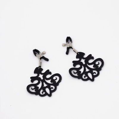 Зажимы на соски с черными кожаными подвесками