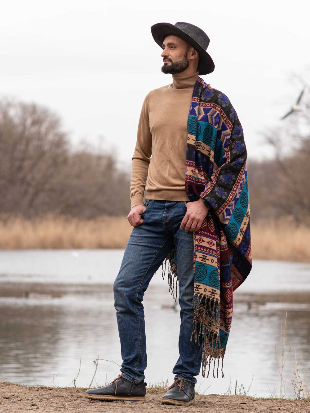 Шерстяной палантин с этно орнаментом