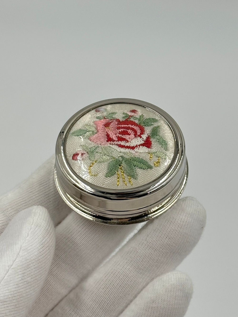 Таблетница с вышивкой