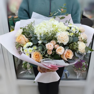 Авторский букет с белой гортензией