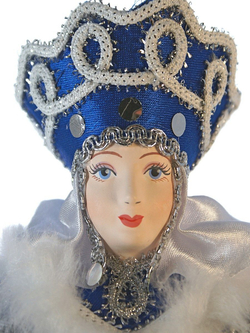 Фарфоровая кукла Боярыня в традиционном зимнем костюме