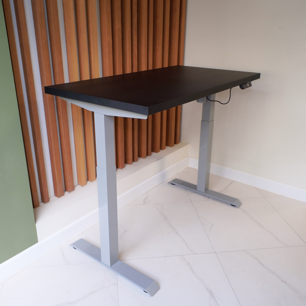 Регулируемый компьютерный стол Motor UP с регулировкой по высоте — столешница МДФ черный