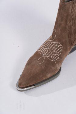 Казаки из натуральной замши со стальным носиком AMALIA