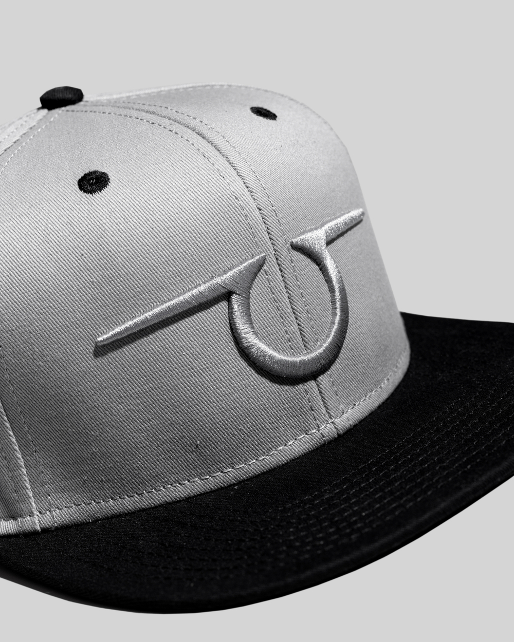 Бейсболка люкс с 2 вышивками серая прямой козырек М