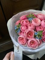 Авторский букет из ярких кустовых пионовидных роз и голубого оксипеталума