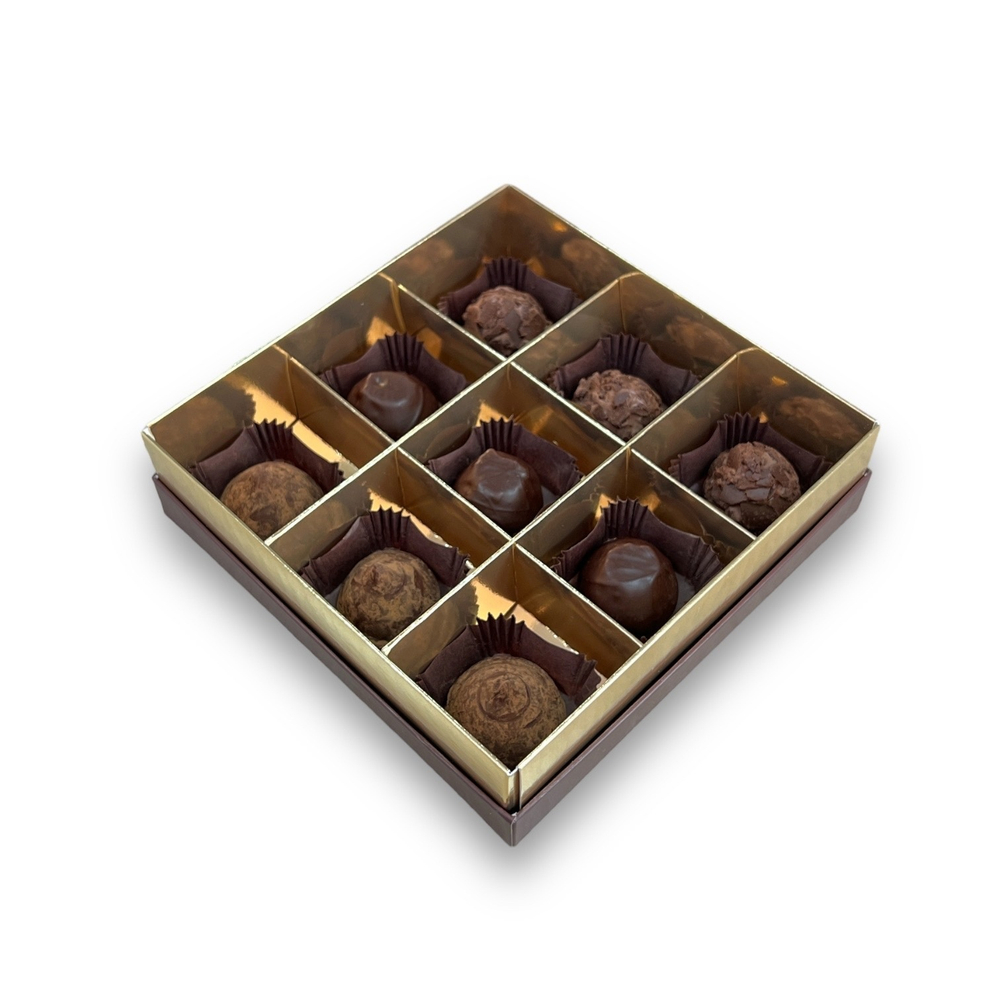 Коробка для конфет ПРЕМИУМ с большим окном 160*160*45 (9) (шоколадно-бежевая/золото)