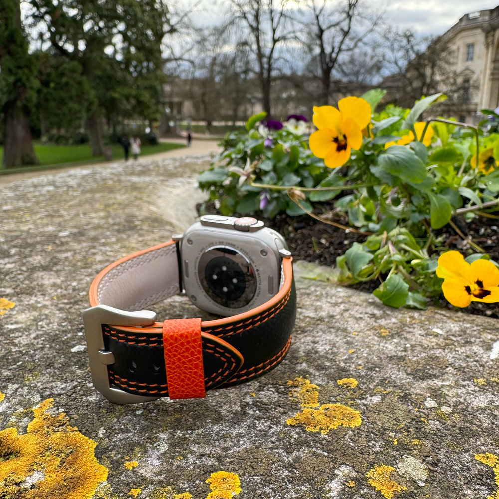 Ремешок для Apple Watch Ultra 49mm из кожи Saffiano черного цвета с оранжевой строчкой