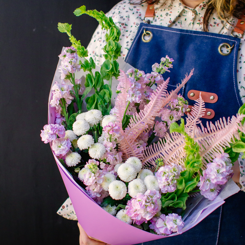 1. Ароматный сборный букет с маттиолой