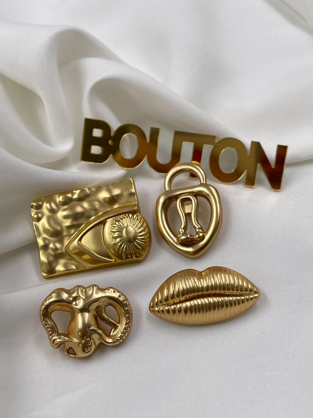 Пуговицы прямоугольной формы с глазом Скиап., матовое золото