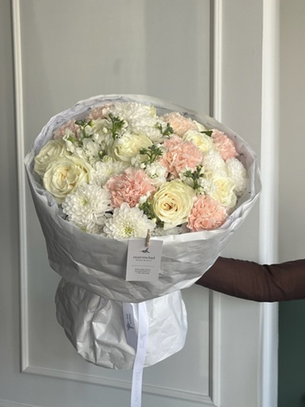 Сборный букет из хризантемы, маттиолы, диантусов и одноголовых роз