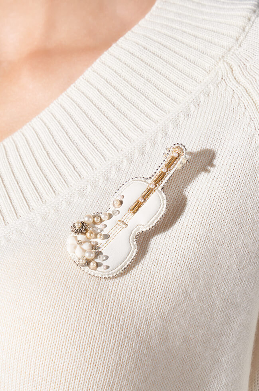 8383 Брошь (молочный)