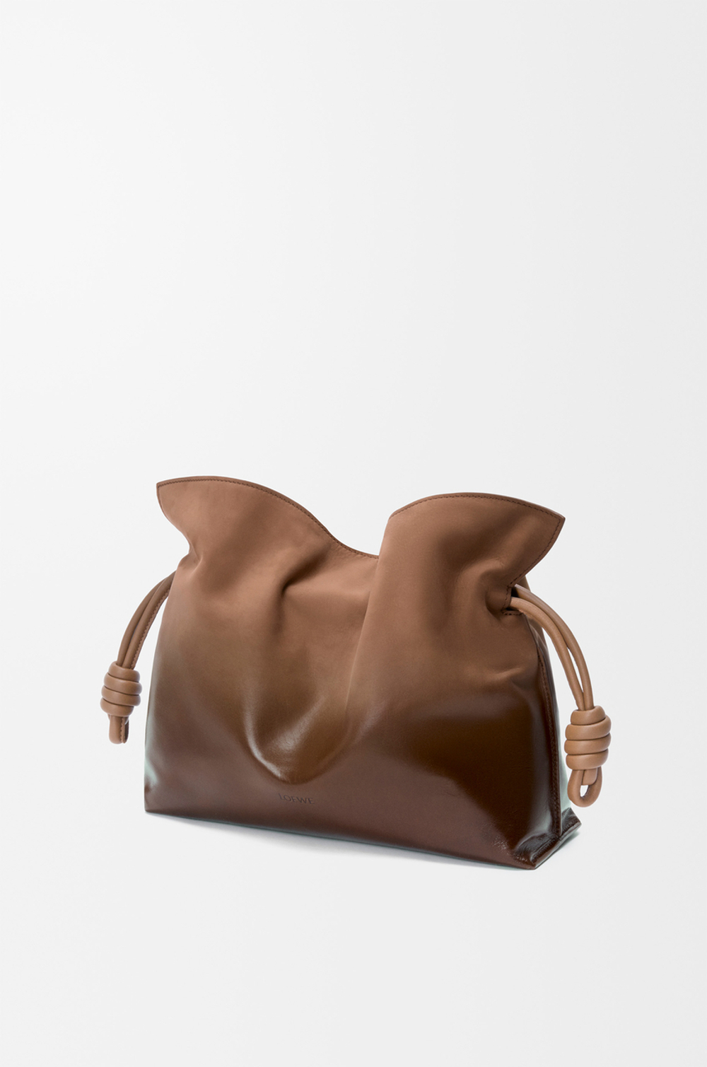 Loewe Средняя сумка-клатч Flamenco из лакированной нубуковой кожи с градиентным переходом цвета, мокко