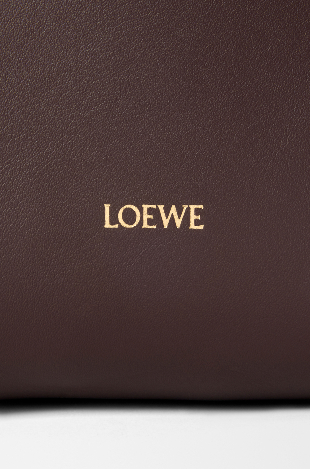 Loewe Сумка Hammock Flip из классической телячьей кожи, темно-каштановый