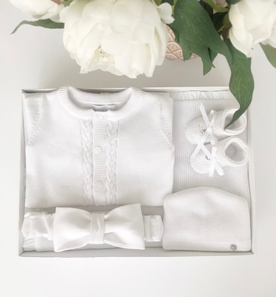 Подарочный набор на выписку из хлопка: конверт, комбинезон с косами, шапочка и пинетки (Белый)