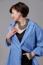 Колье многослойное из цепей и серых радужных квадратных кристаллов, оттенки графит и серебро