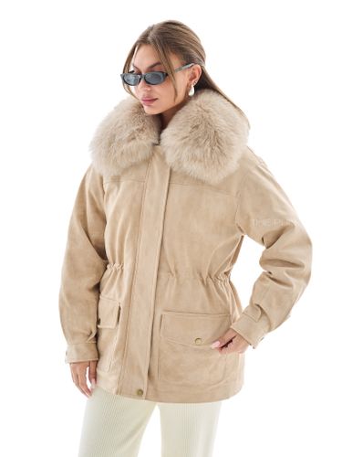 Бежевый пуховик из эко-замши с мехом песца и кожаным воротником