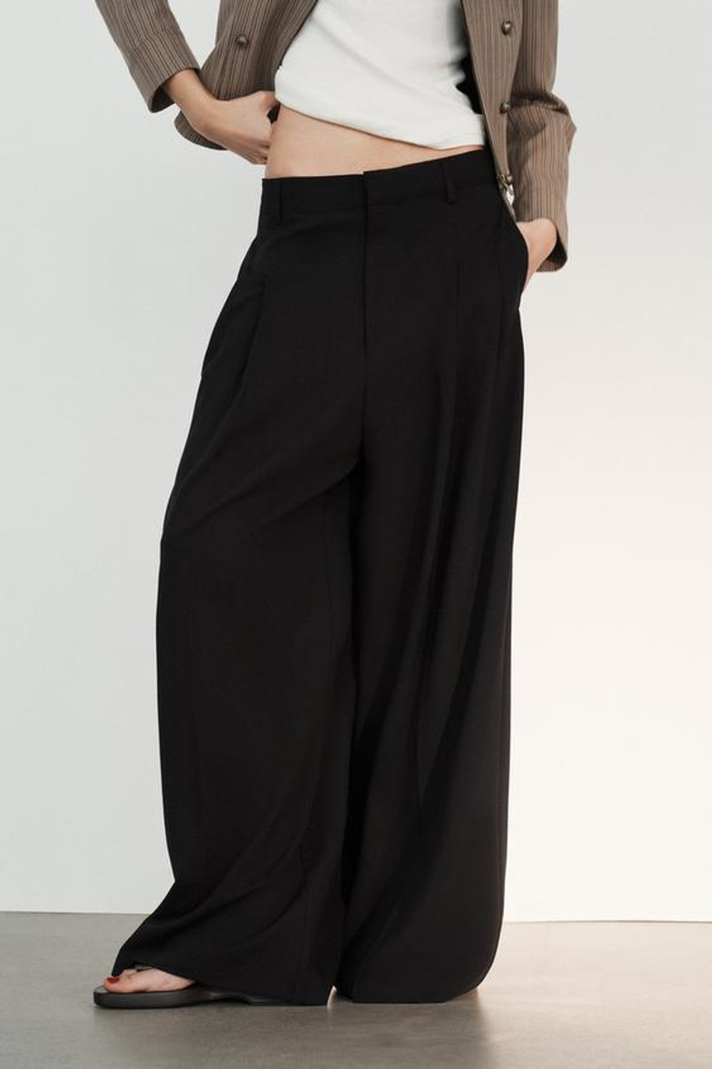 ZARA БРЮКИ С ЗАЩИПАМИ, ЧЕРНЫЙ