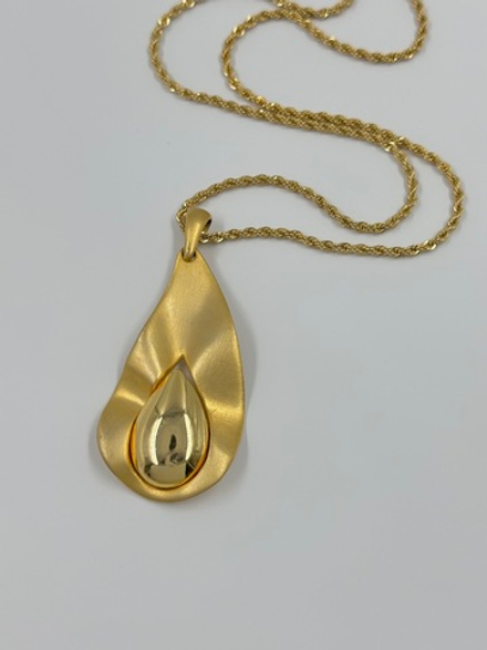 Крупный кулон на длинной цепи