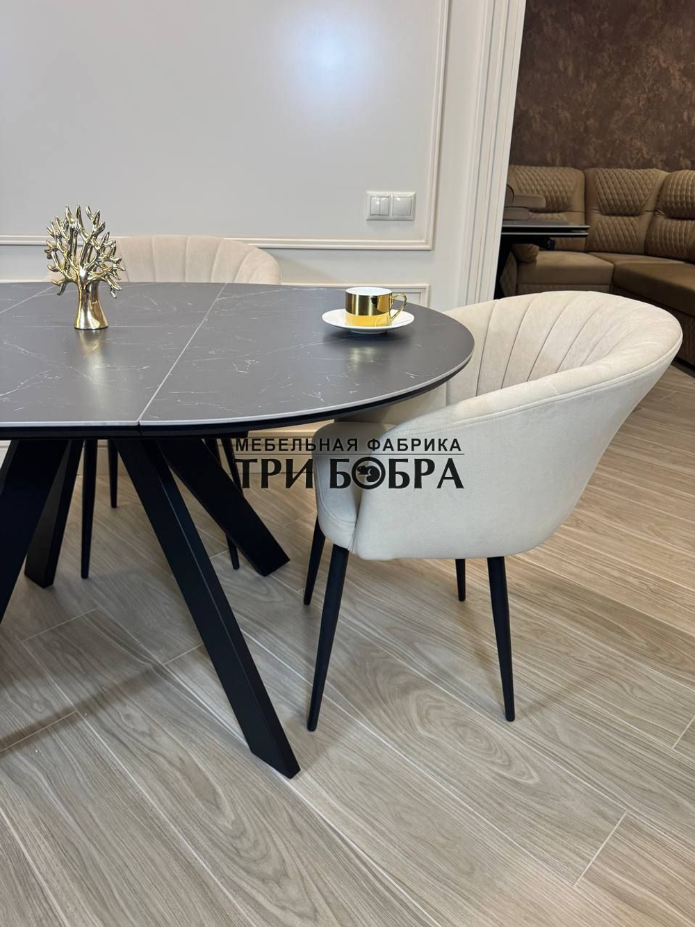 Круглый раздвижной стол "Бонжур", керамогранит, черный мрамор и стулья "Версаль"