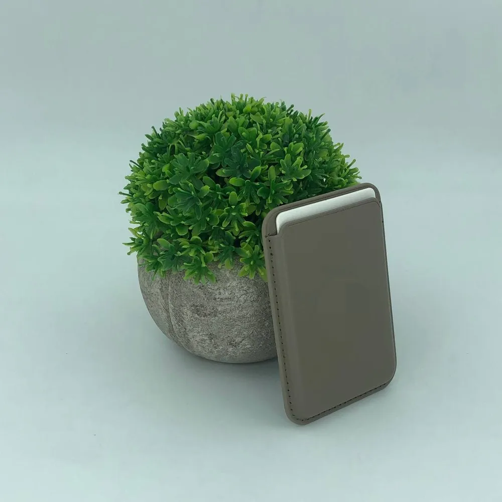 iPhone Leather Wallet MagSafe с лого