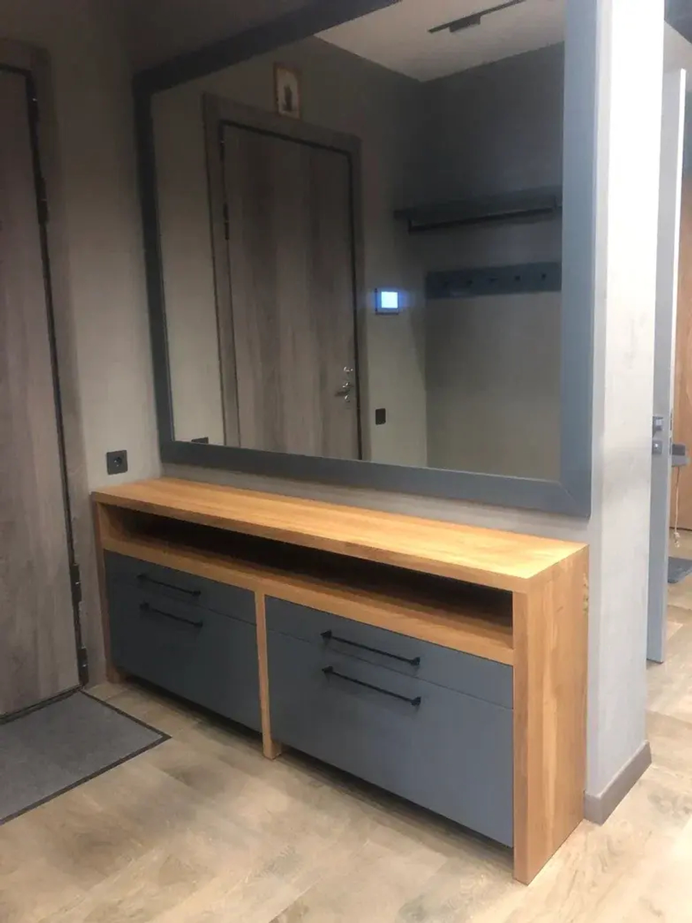 Комод с зеркалом для прихожей