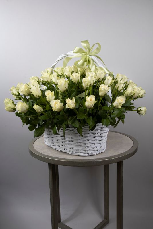 Композиция из 101 розы "Атена" в корзине