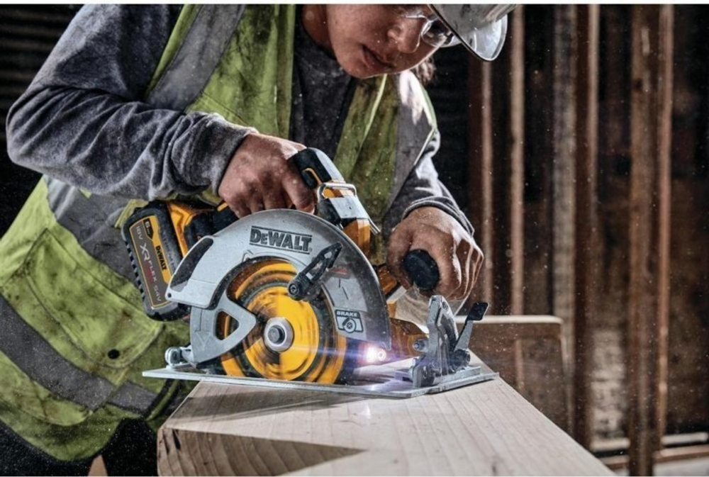 Пила циркулярная аккумуляторная DeWALT DCS 573 NT FLEXVOLT, бесщеточная, без АКБ и З/У DCS573NT-XJ