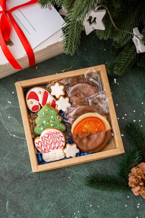 Три апельсина в шоколадной глазури, три мини пряника снежинки, три новогодних мини пряника