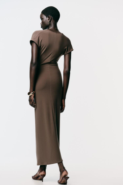 ZARA ПЛАТЬЕ СО СБОРКАМИ И ФУРНИТУРОЙ, КОРИЧНЕВЫЙ