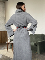 Уютное платье из плотного трикотажа с ангорой в благородном сером оттенке