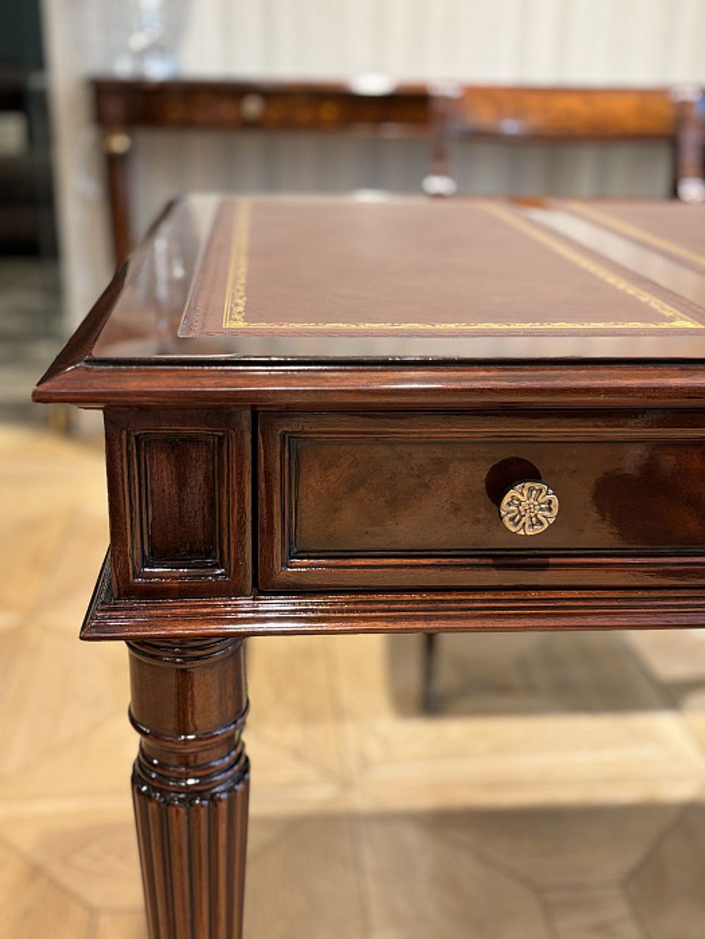 Письменный стол "Ирэн" с коричневой кожей