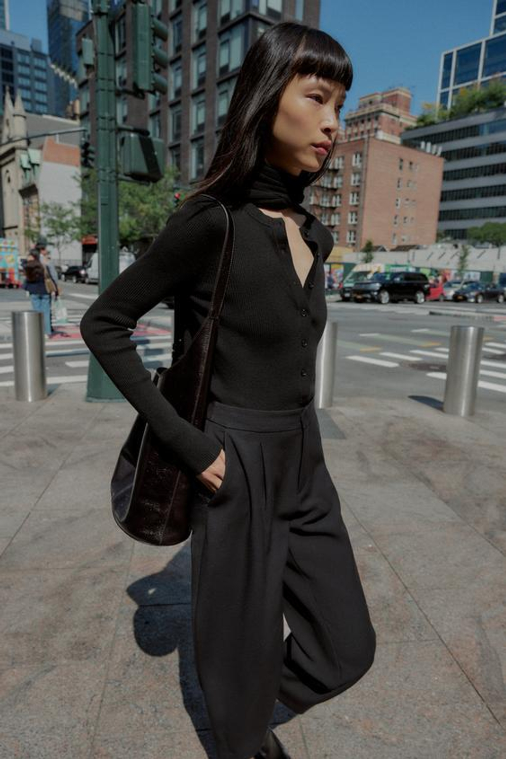 ZARA БРЮКИ CARROT С ЗАЩИПАМИ, ЧЕРНЫЙ