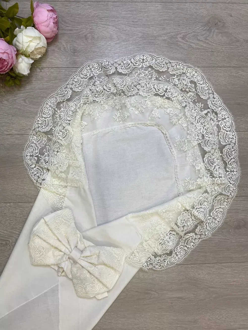 Кружевной уголок и бант на выписку